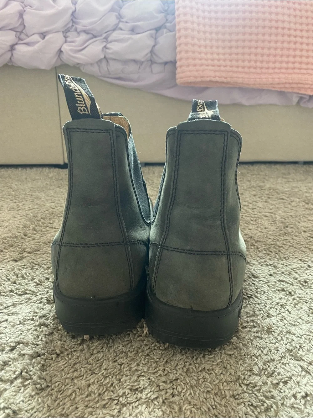 Blundstone Men’s Chelsea Boot. Black/gray color Nubuck leather